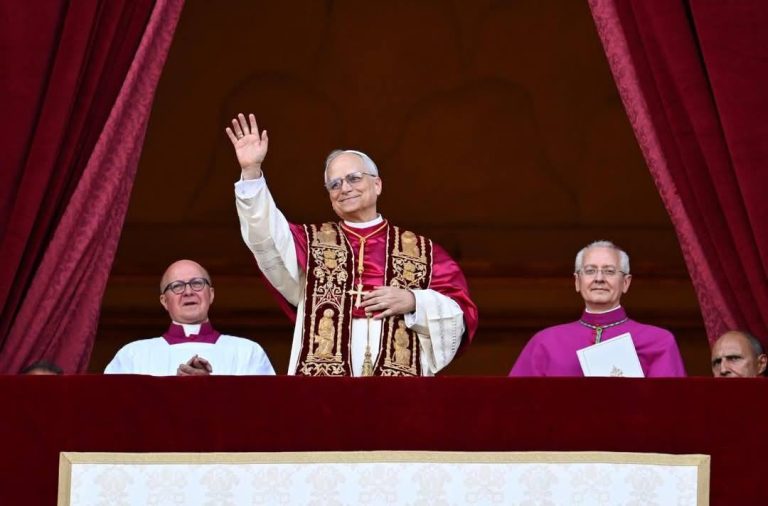 Robert Francis Prevost bíboros XIV. Leó néven az új pápa